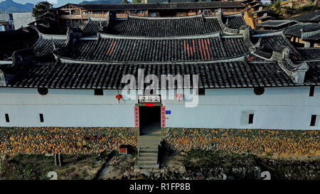 (181112) -- FUZHOU, 12 novembre 2018 (Xinhua) -- photo aérienne prise le 11 novembre 2018 présente le décor d'Aijing Zhuang complexe résidentiel à Yangwei Meilihua Hotel - Village de la Chine du sud-est du comté, province de Fujian. Le projet, avec un total de 361 chambres couvrant la région de plus de 5 200 mètres carrés, a été construit pendant le règne de l'Empereur Daoguang dans la Dynastie Qing. Il a sauvegardé le caractère authentique de la langue vernaculaire du logement, de défense et d'eau qui sont emblématiques de ce site, en fournissant un modèle pour d'autres villages historiques à travers la Chine. La conservation des Zhuang Aijing res Banque D'Images