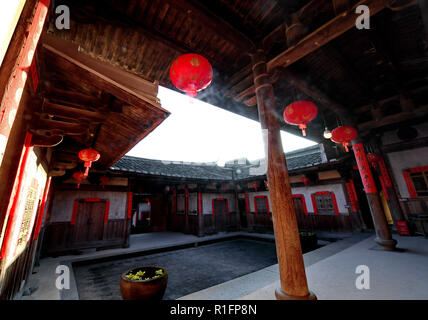 (181112) -- FUZHOU, 12 novembre 2018 (Xinhua) -- Photo prise le 11 novembre 2018 présente le décor d'Aijing Zhuang complexe résidentiel à Yangwei Meilihua Hotel - Village de la Chine du sud-est du comté, province de Fujian. Le projet, avec un total de 361 chambres couvrant la région de plus de 5 200 mètres carrés, a été construit pendant le règne de l'Empereur Daoguang dans la Dynastie Qing. Il a sauvegardé le caractère authentique de la langue vernaculaire du logement, de défense et d'eau qui sont emblématiques de ce site, en fournissant un modèle pour d'autres villages historiques à travers la Chine. La conservation des Zhuang Aijing residentia Banque D'Images