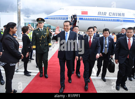 Singapour. 12Th Nov, 2018. Le Premier ministre chinois Li Keqiang arrive à Singapour, le 12 novembre 2018. Li est arrivé ici lundi pour lancer sa première visite officielle à Singapour. Au cours de la visite, Li va également assister au 21ème la Chine-ASEAN (Association des nations du Sud-Est asiatique) (101) réunion des dirigeants, le 21e ASEAN-Chine, Japon et Corée du Sud (103) et de la réunion des dirigeants de la 13e Sommet de l'Asie. Credit : Zhang Ling/Xinhua/Alamy Live News Banque D'Images