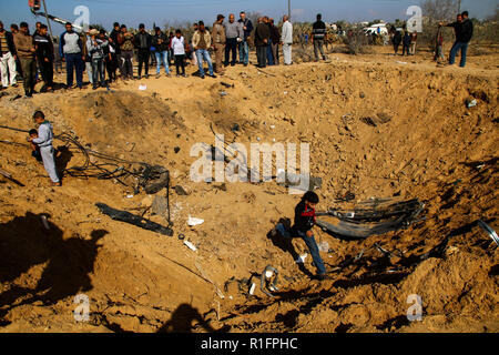 Khan Younis, à Gaza, en Palestine. 12Th Nov, 2018. Les Palestiniens de l'Inspection du trou énorme résulte de bombardements israéliens à Khan Younis.de l'air israélienne a effectué la frappe aérienne dans le sud de la bande de Gaza de Khan Younis dans la nuit du 11 Nov causant des dommages à l'immeuble et les droits des victimes. Credit : Ahmad Hasaballah SOPA/Images/ZUMA/Alamy Fil Live News Banque D'Images