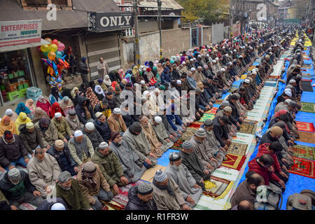 Srinagar, au Cachemire. 12 novembre, 2018. Les musulmans du Cachemire sont vu prier dans un sanctuaire de Saint Soufi Khwaja Naqshband Sahib dans Srinagar.Des milliers de musulmans se sont rassemblés pour offrir ''traditionnelle'' Digar Khawaja prières de masse spécial pour marquer l'anniversaire de mort (URS) de Saint Soufi Khwaja Naqshband Sahib à son culte à Khwaja Bazar salon à Srinagar. Credit : SOPA Images/ZUMA/Alamy Fil Live News Banque D'Images