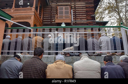 Srinagar, au Cachemire. 12 novembre, 2018. Les musulmans du Cachemire sont vu prier dans un sanctuaire de Saint Soufi Khwaja Naqshband Sahib dans Srinagar.Des milliers de musulmans se sont rassemblés pour offrir ''traditionnelle'' Digar Khawaja prières de masse spécial pour marquer l'anniversaire de mort (URS) de Saint Soufi Khwaja Naqshband Sahib à son culte à Khwaja Bazar salon à Srinagar. Credit : SOPA Images/ZUMA/Alamy Fil Live News Banque D'Images