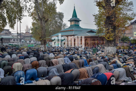 Srinagar, au Cachemire. 12 novembre, 2018. Les musulmans du Cachemire sont vu prier dans un sanctuaire de Saint Soufi Khwaja Naqshband Sahib dans Srinagar.Des milliers de musulmans se sont rassemblés pour offrir ''traditionnelle'' Digar Khawaja prières de masse spécial pour marquer l'anniversaire de mort (URS) de Saint Soufi Khwaja Naqshband Sahib à son culte à Khwaja Bazar salon à Srinagar. Credit : SOPA Images/ZUMA/Alamy Fil Live News Banque D'Images