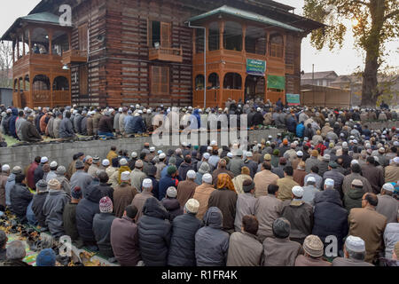 Srinagar, au Cachemire. 12 novembre, 2018. Les musulmans du Cachemire sont vu prier dans un sanctuaire de Saint Soufi Khwaja Naqshband Sahib dans Srinagar.Des milliers de musulmans se sont rassemblés pour offrir ''traditionnelle'' Digar Khawaja prières de masse spécial pour marquer l'anniversaire de mort (URS) de Saint Soufi Khwaja Naqshband Sahib à son culte à Khwaja Bazar salon à Srinagar. Credit : SOPA Images/ZUMA/Alamy Fil Live News Banque D'Images