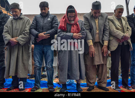 Srinagar, au Cachemire. 12 novembre, 2018. Les musulmans du Cachemire sont vu prier dans un sanctuaire de Saint Soufi Khwaja Naqshband Sahib dans Srinagar.Des milliers de musulmans se sont rassemblés pour offrir ''traditionnelle'' Digar Khawaja prières de masse spécial pour marquer l'anniversaire de mort (URS) de Saint Soufi Khwaja Naqshband Sahib à son culte à Khwaja Bazar salon à Srinagar. Credit : SOPA Images/ZUMA/Alamy Fil Live News Banque D'Images