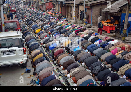 Srinagar, au Cachemire. 12 novembre, 2018. Les musulmans du Cachemire sont vu prier dans un sanctuaire de Saint Soufi Khwaja Naqshband Sahib dans Srinagar.Des milliers de musulmans se sont rassemblés pour offrir ''traditionnelle'' Digar Khawaja prières de masse spécial pour marquer l'anniversaire de mort (URS) de Saint Soufi Khwaja Naqshband Sahib à son culte à Khwaja Bazar salon à Srinagar. Credit : SOPA Images/ZUMA/Alamy Fil Live News Banque D'Images