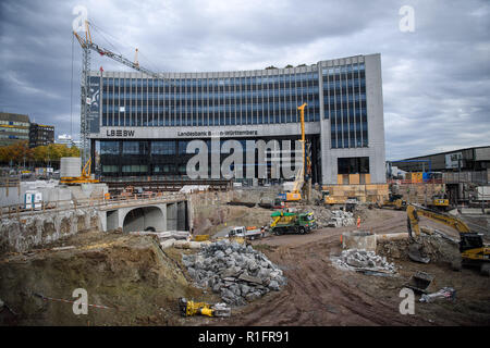 Stuttgart, Allemagne. 12Th Nov, 2018. Machines de construction est debout en face de l'immeuble sur la Landesbank Baden-Württemberg Stuttgart 21 site de construction. Crédit : Sébastien Gollnow/dpa/Alamy Live News Banque D'Images