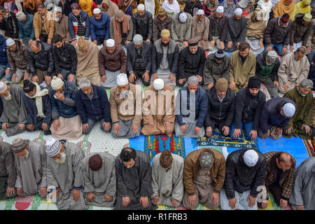 Srinagar, au Cachemire. 12 novembre, 2018. Les musulmans du Cachemire sont vu prier dans un sanctuaire de Saint Soufi Khwaja Naqshband Sahib dans Srinagar.Des milliers de musulmans se sont rassemblés pour offrir ''traditionnelle'' Digar Khawaja prières de masse spécial pour marquer l'anniversaire de mort (URS) de Saint Soufi Khwaja Naqshband Sahib à son culte à Khwaja Bazar salon à Srinagar. Credit : SOPA Images/ZUMA/Alamy Fil Live News Banque D'Images