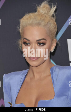 Santa Monica, Californie, USA. 11 novembre, 2018. Rita Ora à l'E ! People's Choice Awards s'est tenue à la Barker Hangar à Santa Monica, CA le dimanche, Novembre 11, 2018. Photo de RPAC / PictureLux PictureLux / Crédit : Les Archives de Hollywood/Alamy Live News Banque D'Images