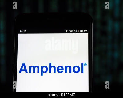 Kiev, Ukraine. 25 octobre, 2018. Câble fibre optique d'Amphenol logo de l'entreprise de fabrication vu affichée sur téléphone intelligent. Amphenol Corporation est un important producteur de fibres optiques et électroniques, connecteurs et câbles de systèmes d'interconnexion tels que les câbles coaxiaux. Crédit : Igor Golovniov SOPA/Images/ZUMA/Alamy Fil Live News Banque D'Images