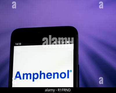 Kiev, Ukraine. 25 octobre, 2018. Câble fibre optique d'Amphenol logo de l'entreprise de fabrication vu affichée sur téléphone intelligent. Amphenol Corporation est un important producteur de fibres optiques et électroniques, connecteurs et câbles de systèmes d'interconnexion tels que les câbles coaxiaux. Crédit : Igor Golovniov SOPA/Images/ZUMA/Alamy Fil Live News Banque D'Images
