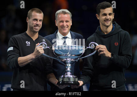 O2, Londres, Royaume-Uni. 12 novembre, 2018. Oliver Marach (AUT) et Mate Pavic (CRO) recevoir l'ATP No1 Double Award du court central. Credit : Malcolm Park/Alamy Live News. Banque D'Images