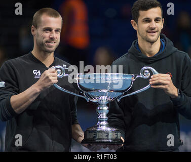 O2, Londres, Royaume-Uni. 12 novembre, 2018. Oliver Marach (AUT) et Mate Pavic (CRO) recevoir l'ATP No1 Double Award du court central. Credit : Malcolm Park/Alamy Live News. Banque D'Images