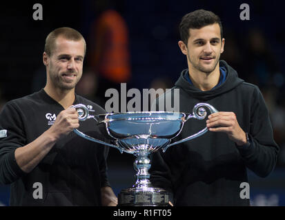 O2, Londres, Royaume-Uni. 12 novembre, 2018. Oliver Marach (AUT) et Mate Pavic (CRO) recevoir l'ATP No1 Double Award du court central. Credit : Malcolm Park/Alamy Live News. Banque D'Images