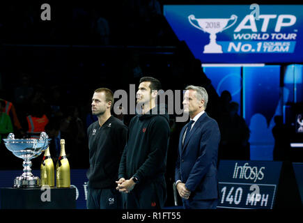 Londres, Royaume-Uni. 12 novembre, 2018. O2 Arena, London, England ; Nitto ATP Tennis finale ; Oliver Marach (AUT) et Mate Pavic (CRO) ont été présentés à l'ATP World Tour No 1 Prix d'équipe en double par Chris Kermode Président exécutif et président de l'ATP : Action Crédit Plus Sport Images/Alamy Live News Banque D'Images