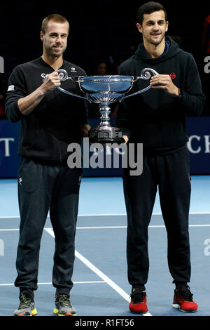 Londres, Royaume-Uni. 12 novembre, 2018. O2 Arena, London, England ; Nitto ATP Tennis finale ; Oliver Marach (AUT) et Mate Pavic (CRO) ont été présentés à l'ATP World Tour No 1 Prix d'équipe en double par Chris Kermode Président exécutif et président de l'ATP : Action Crédit Plus Sport Images/Alamy Live News Banque D'Images