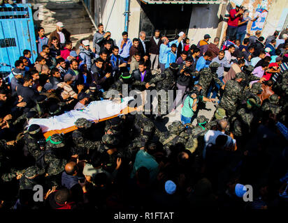 12 novembre 2018 - Une grande foule assister aux funérailles à Khan Yunis du même Palestiniens tués le 11 novembre 2018 lors d'un raid israélien à Gaza pour tuer le commandant du Hamas Nour Baraka ainsi par des attaques aériennes israéliennes. Une équipe des forces spéciales israéliennes est entrée à Gaza et se sont infiltrés dans une zone à proximité de la ville de Khan Younis dans un véhicule civil le dimanche soir alors que les citoyens de Khan Younis ont signalé des dizaines de frappes aériennes par les avions de chasse et d'hélicoptères d'attaque dans la région. Selon des sources officielles de Gaza les autres victimes ont été identifiés comme Omar Abu Jani Hatar, Mohamm Banque D'Images