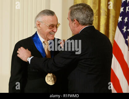 Washington, District de Columbia, Etats-Unis. 17 novembre, 2008. Washington, DC - 17 novembre 2008 -- Le président des États-Unis George W. Bush félicite Stan Lee, fondateur de POW ! Après une présentation de divertissement lui avec le 2008 Médailles nationales des arts de la scène lors d'un événement dans l'East Room à la Maison Blanche le lundi 17 novembre 2008 à Washington, DC. Au cours de l'événement le président Bush a présenté les bénéficiaires avec des prix pour les médailles nationales des arts et la National Humanities Medal. Credit : Mark Wilson - Piscine via CNP Crédit : Mark Wilson/CNP/ZUMA/Alamy Fil Live News Banque D'Images