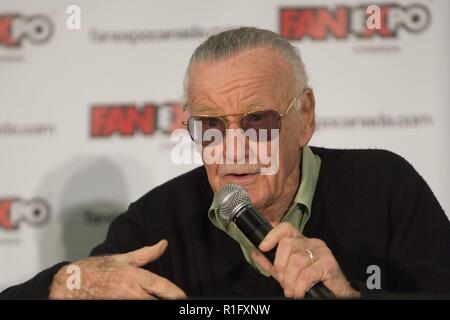 Toronto, Ontario, Canada. 22 août, 2013. Toronto - 22 août 2013 - La légende de la bande dessinée/Stan Lee s'engage fans dans un panneau spécial VIP du ventilateur à l'Expo, où il a expliqué la création de Spiderman tout en abordant les thèmes de l'amour, les relations et l'éternelle jeunesse. Credit : Baden Roth/ZUMAPRESS.com/Alamy Live News Banque D'Images