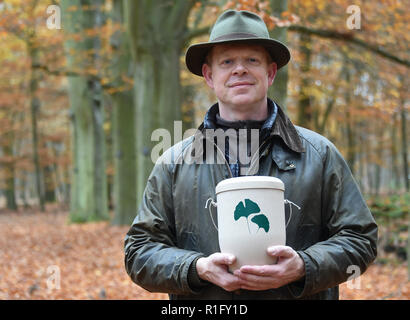 Nuthetal, Allemagne. 12Th Nov, 2018. Forester Friedwald Knut Krause tient une urne biodégradable dans ses mains en Friedwald près de Nuthetal. L'enterrement dans les zones forestières spécialement désignées, offre une alternative à l'enfouissement classique dans le cimetière. Crédit : Bernd Settnik/dpa-Zentralbild/dpa/Alamy Live News Banque D'Images