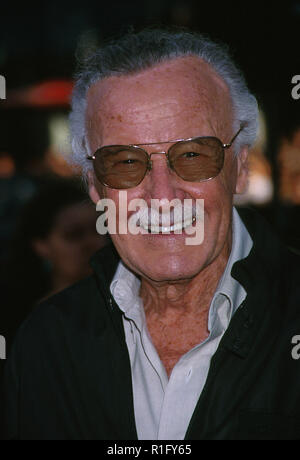 Los Angeles, Californie, USA. 11 Juin, 2002. STAN LEE au cours arrivés pour la 'Windtalkers' premiere at Grauman's Chinese Theatre. Credit : Alan Graham/Globe Photos/ZUMA/Alamy Fil Live News Banque D'Images