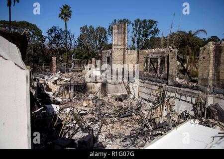 Malibu, Californie, USA. 12Th Nov, 2018. De nombreuses maisons sont en ruine, cette fumée du sol s'écoule encore des points chauds au point Dume, CA. Crédit : Chris/Rusanowsky ZUMA Wire/Alamy Live News Banque D'Images