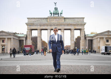 Maire de Londres Sadiq Khan à la porte de Brandebourg à Berlin, en Allemagne, au cours d'une visite de trois jours aux capitales européennes où il rencontrera les dirigeants d'entreprise et les hommes politiques. Banque D'Images