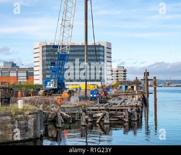 Des ouvriers sur chantier par Skyliner S1 developemnts avec grue, le port de Leith, Édimbourg, Écosse, Royaume-Uni Banque D'Images