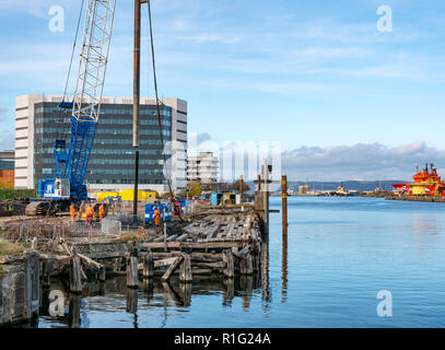 Des ouvriers sur chantier par Skyliner S1 developemnts avec grue, le port de Leith, Édimbourg, Écosse, Royaume-Uni Banque D'Images