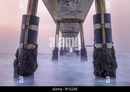 En vertu de Pacifica Pier Municipal au crépuscule. Banque D'Images