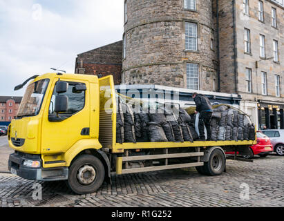 Camion à plate-forme avec l'homme la prestation de sacs de charbon, Tower Place, Leith, Edinburgh, Ecosse, Royaume-Uni Banque D'Images