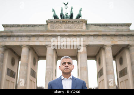 Maire de Londres Sadiq Khan à la porte de Brandebourg à Berlin, en Allemagne, au cours d'une visite de trois jours aux capitales européennes où il rencontrera les dirigeants d'entreprise et les hommes politiques. Banque D'Images