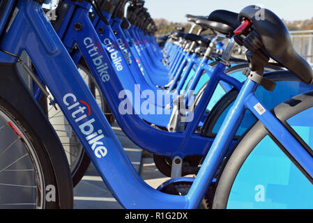 CitiBike, illustré à Midtown est un programme de partage de vélos qui aide à réduire les embouteillages et la circulation routière à Manhattan Banque D'Images