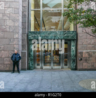 CHARLOTTE, NC, USA-10/30/18 : un garde de sécurité se place en avant du centre de l'entreprise pour la Banque d'Amérique à Uptown Charlotte. Banque D'Images