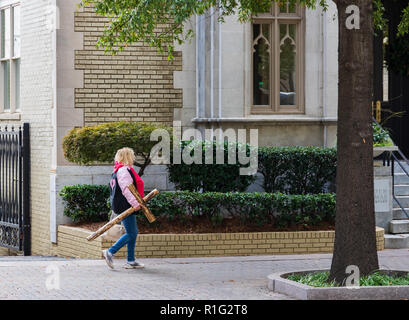 CHARLOTTE, NC, USA-11/08/18 : femme portant une croix en bois sur Tryon Street. Banque D'Images