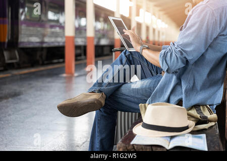 Voyageur asiatique homme avec effets personnels en attente de voyager par train à la gare de Chiang Mai, Thaïlande Banque D'Images