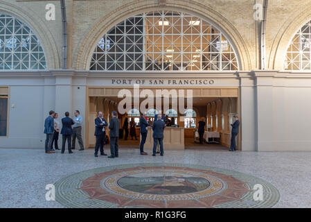 SAN FRANCISCO - Le 07 novembre 2018 : l'intérieur de style Beaux-Arts Ferry Building Marketplace Banque D'Images