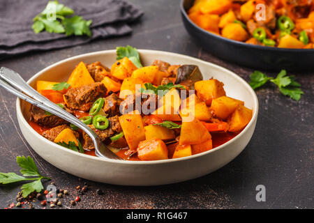 Compote de pommes de terre avec du boeuf à la sauce tomate. Traditionnel goulasch de viande. Banque D'Images