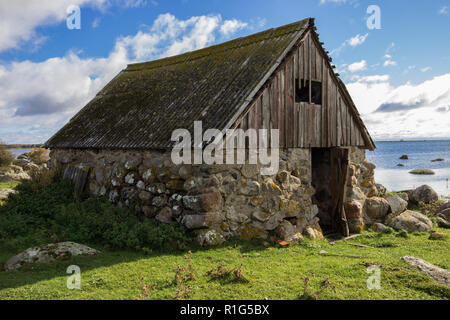 Robuste et vieux abandonnés par la cabane de pêche sur la mer Banque D'Images