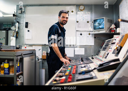 Officier mécanicien de marine dans la salle des machines de travail Banque D'Images