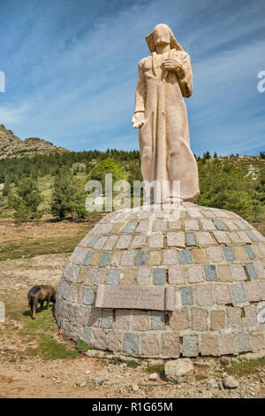 Cochon noir à la Statue du Christ Roi, en granit rose, créé par Noel Bonardi en 1984, au col de montagne sur la D-84, col de Vergio, Corse, France Banque D'Images