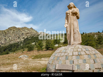 Statue du Christ Roi, le Christ le Roi, granit rose, créé par Noel Bonardi en 1984, au col de montagne sur la D-84, col de Vergio, Corse, France Banque D'Images