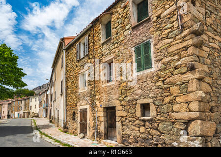 Maisons dans la ville montagneuse de Albertacce en vallée du fleuve Golo, ci-dessous Monte Cinto, massif du Niolo région, département Haute-Corse, Corse, France Banque D'Images