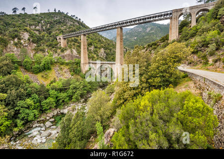 Pont du Vecchio, pont de chemin de fer construit en 1888, conçu par Gustave Eiffel, au pont routier construit en 1827, près de Venaco, Corse, France Banque D'Images