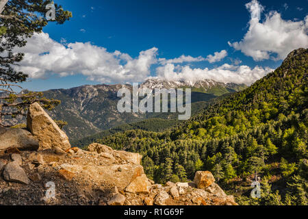 Punta Cappella massif, vue depuis la route D-169 à des refuges de montagne de Capannelle et Monte Renoso Trail, près du village de Ghisonaccia, Haute-Corse, Corse, France Banque D'Images