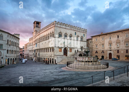 Pérouse, Italie. Piazza IV Novembre sur le lever du soleil avec l'Ancien hôtel de ville et fontaine monumentale Fontana Maggiore Banque D'Images