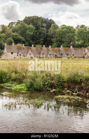 Arlington Row dans le charmant village de Cotswold Bibury, Gloucestershire, Angleterre. Banque D'Images