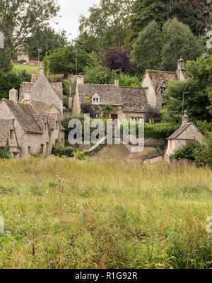 Arlington Row dans le charmant village de Cotswold Bibury, Gloucestershire, Angleterre. Banque D'Images