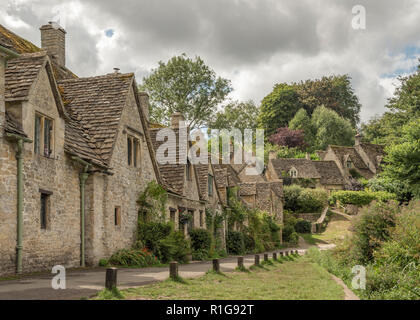 Arlington Row dans le charmant village de Cotswold Bibury, Gloucestershire, Angleterre. Banque D'Images