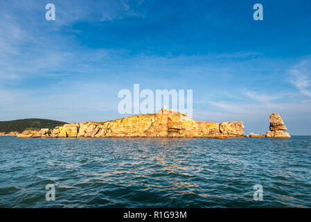 Lijubadao Xiaoheishandao une petite île au large de l'Îles, les Changdao Shandong, Chine. Pile montrant la mer à l'extrémité nord de l'île. Banque D'Images